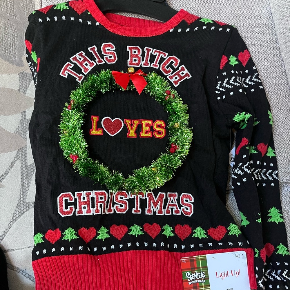 NWT Christmas sweater never worn lights up